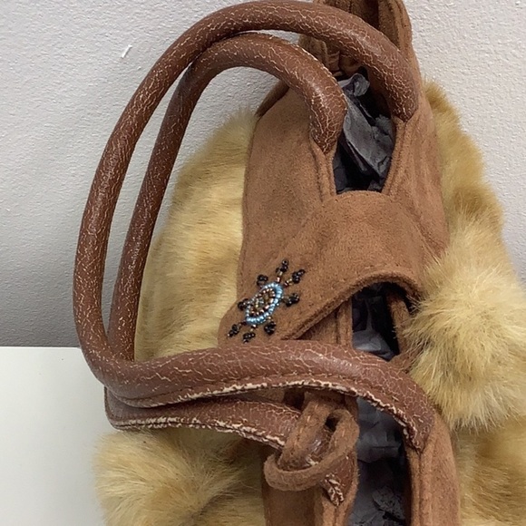 Fur small tote bag with pompom accent and front beaded clasp Preowned - Picture 5 of 6